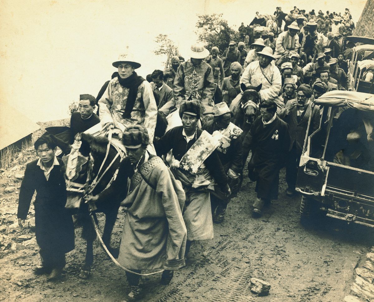1956 में नाथुला पास से भारत आते हुए युवा दलाई लामा