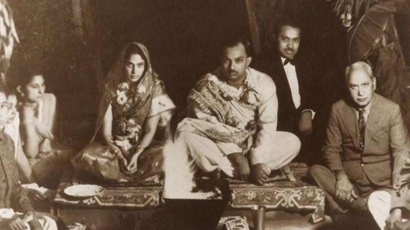 प्रेम विवाह के रस्म रिवाज की एक तस्वीर जहां दूल्हे के पिता पश्चिमी स्टाइल की पोशाक में नज़र आ रहे हैं. तस्वरी सौजन्य से – मालविका कारलेकर, महिला विकास अध्ययन केंद्र, नई दिल्ली.